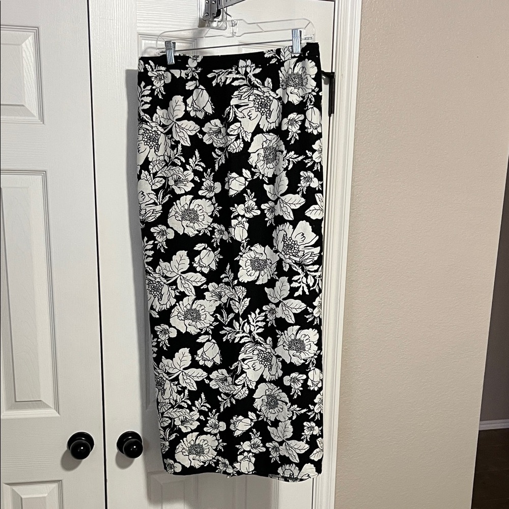 Old Navy Floral Black and White Women's Maxi Skirt - LTall